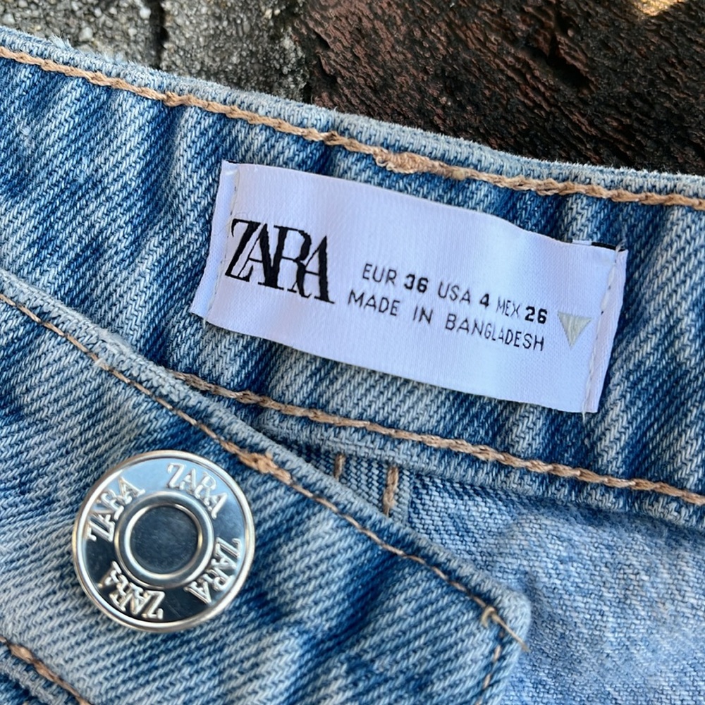Zara button fly distressed blue Jeans
size 4 - Picture 4 of 7